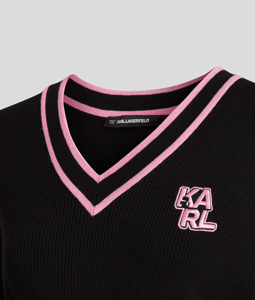 VARSITY V-NECK SWEATER W/PATCH